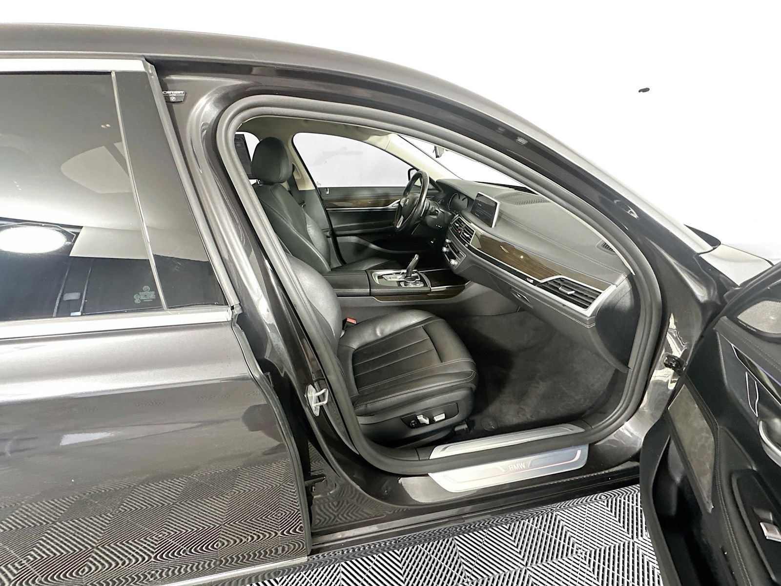Used 2019 BMW 740i xDrive AWD/4WD image 29