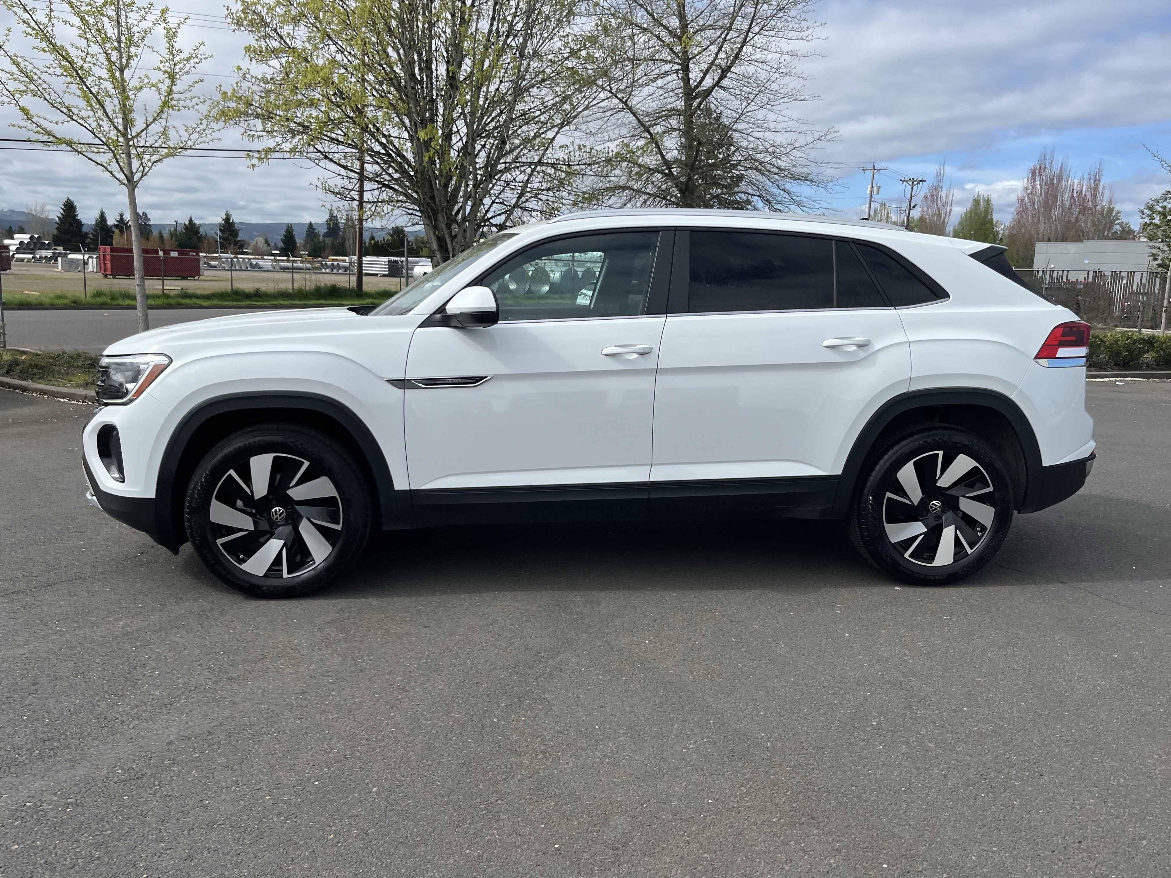 Used 2025 Volkswagen Atlas Cross Sport SE AWD/4WD image 2