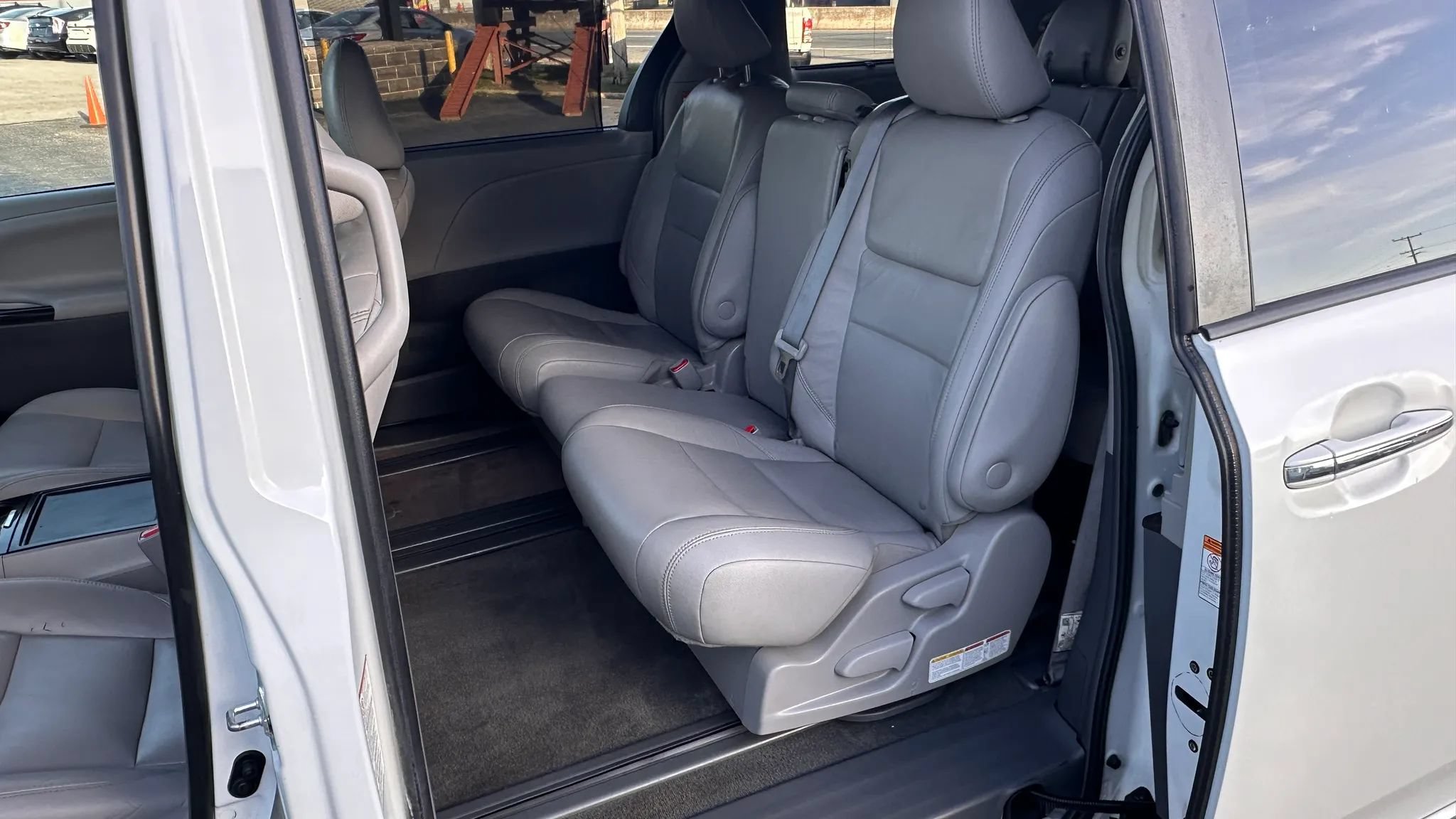 Used 2019 Toyota Sienna XLE w/ Protection Package FWD image 14