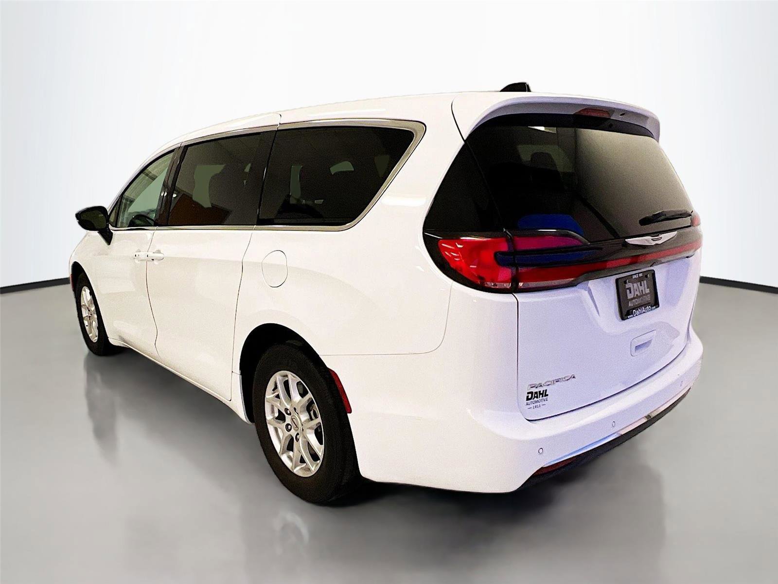 Used 2024 Chrysler Pacifica Touring-L FWD image 5