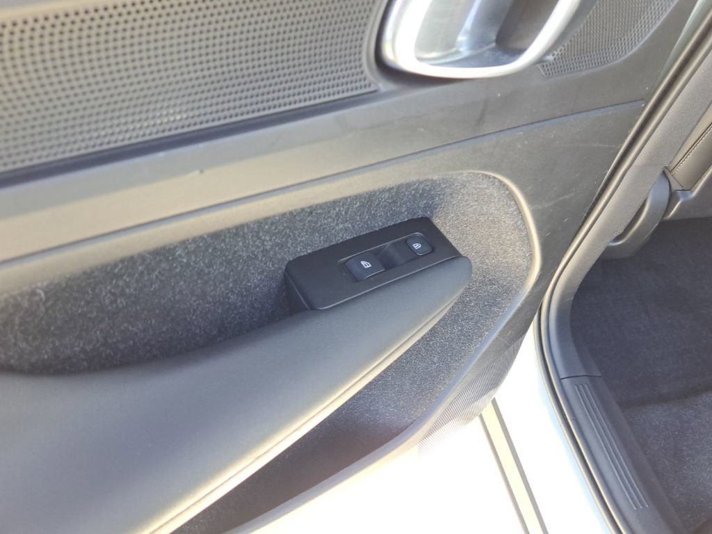 Used 2021 Volvo XC40 T5 Momentum w/ Climate Package image 12