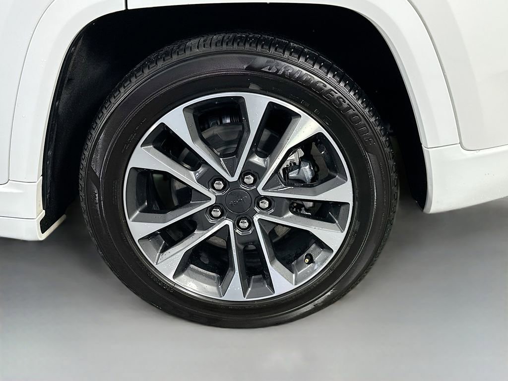 Used 2022 Jeep Grand Cherokee Overland w/ Luxury Tech Group IV AWD/4WD image 34