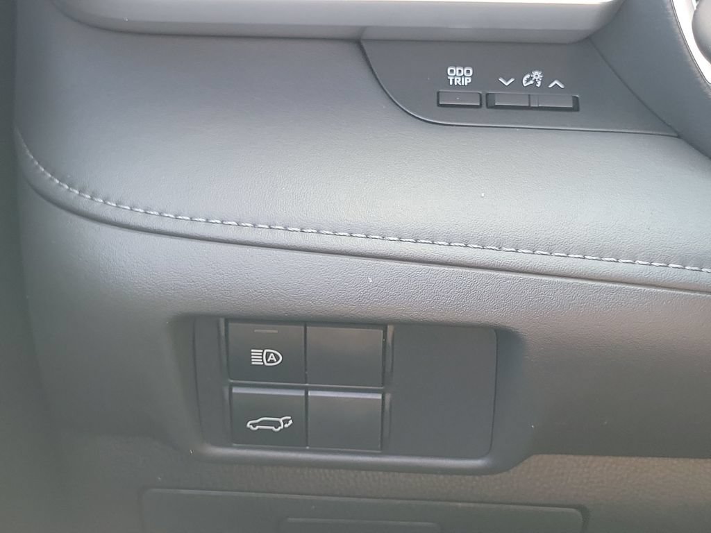 Used 2021 Toyota Highlander XLE FWD image 18