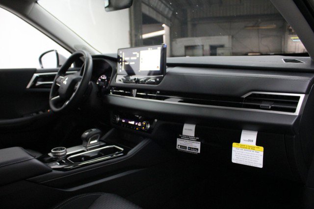 New 2026 Mitsubishi Outlander ES FWD image 17