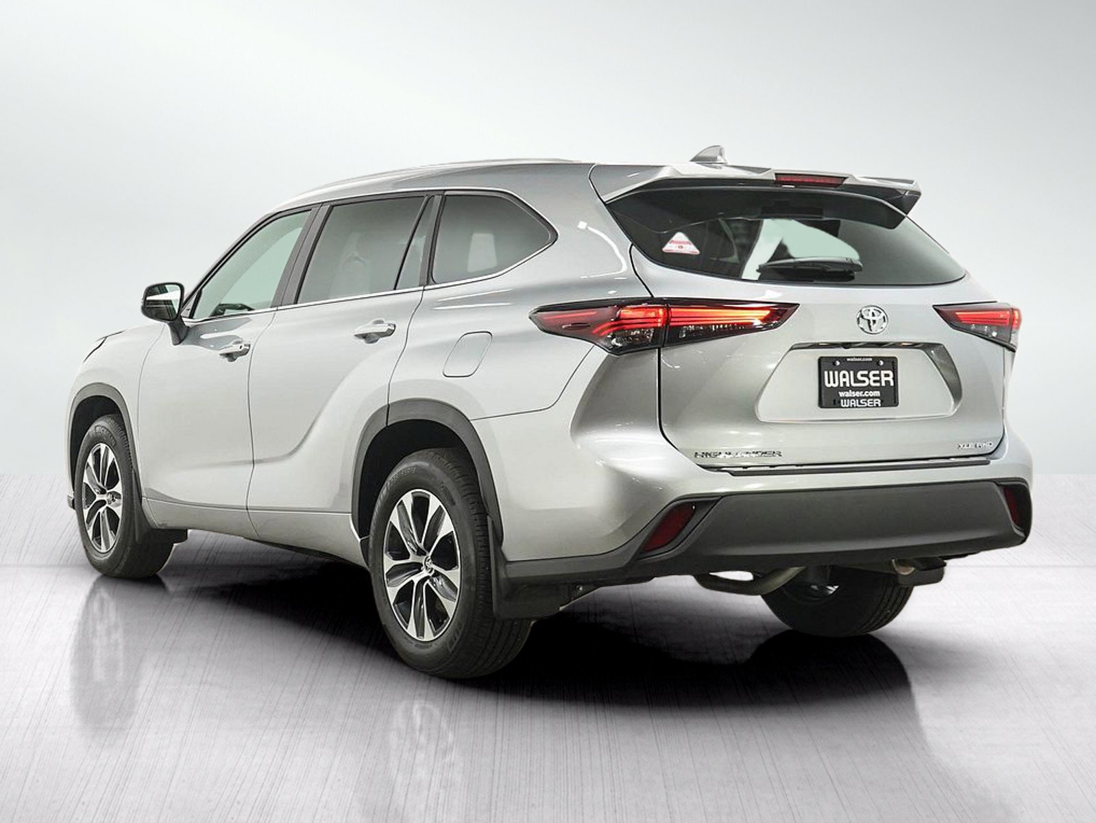 Used 2025 Toyota Highlander XLE AWD/4WD image 3