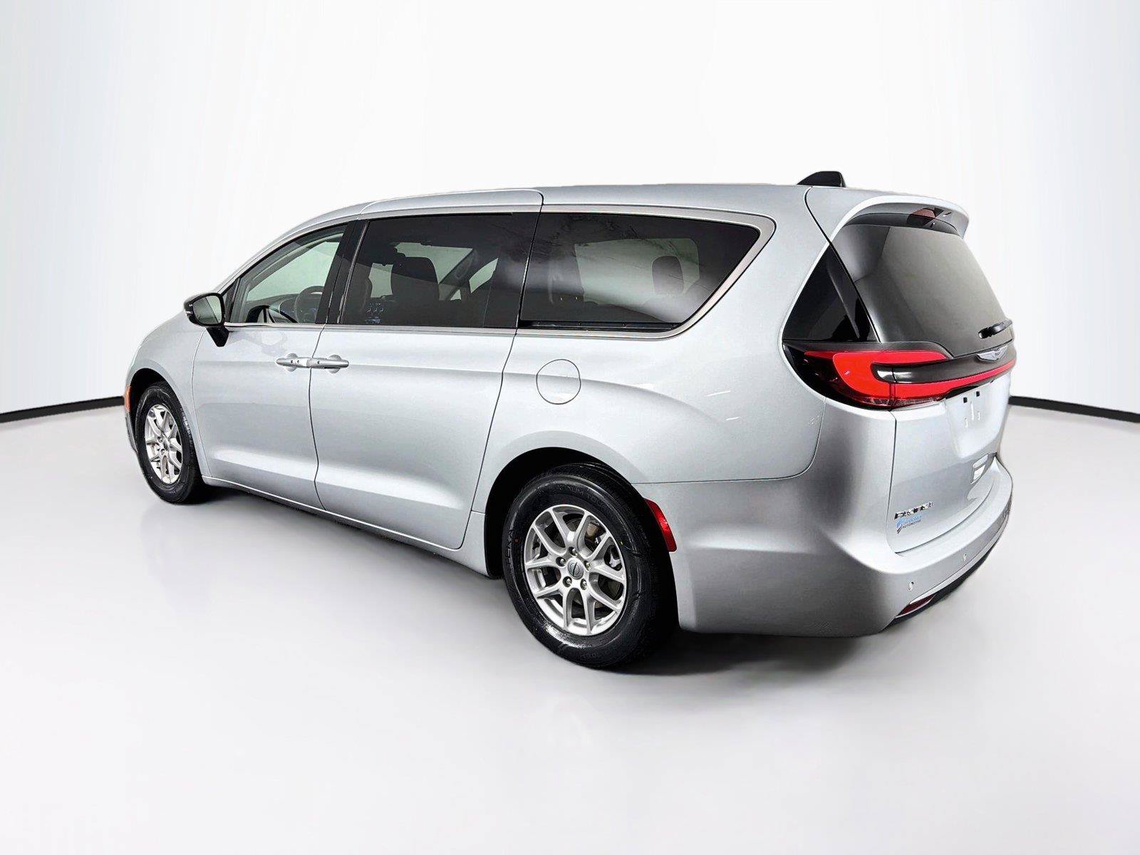Used 2024 Chrysler Pacifica Touring-L FWD image 9