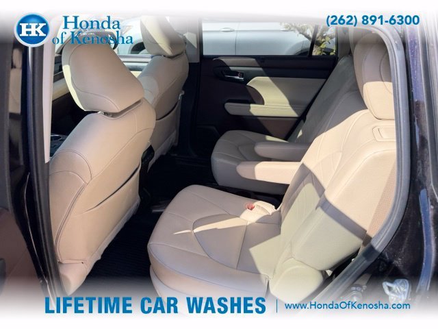 Used 2020 Toyota Highlander XLE AWD/4WD image 12