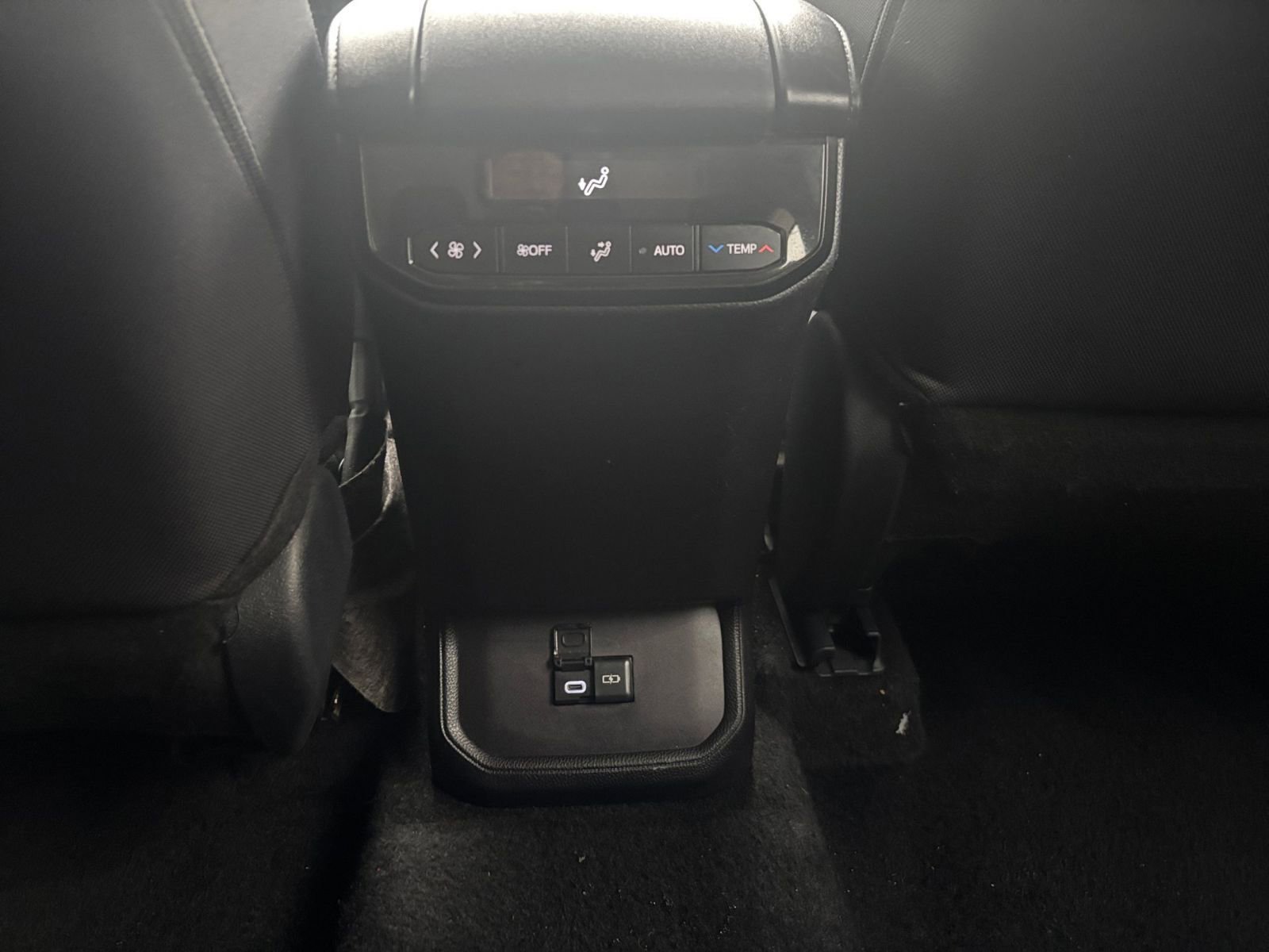 Used 2025 Toyota Highlander LE image 24