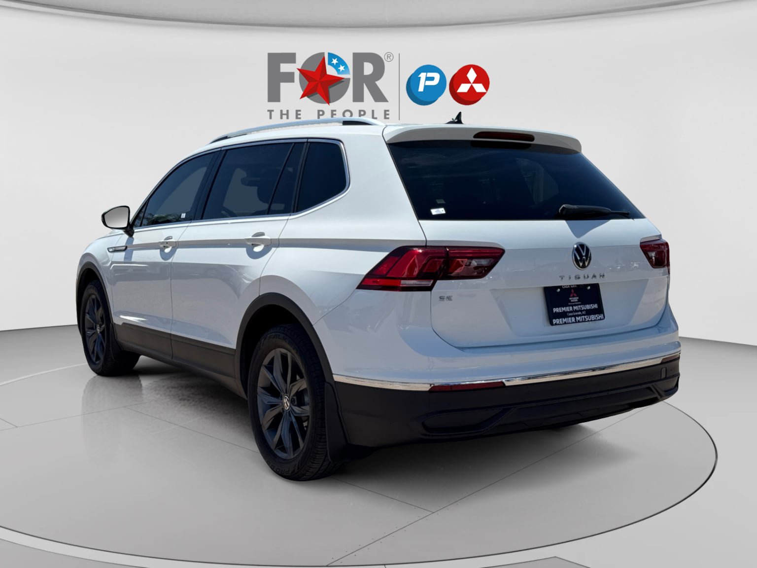 Used 2024 Volkswagen Tiguan SE w/ Panoramic Sunroof Package FWD image 3