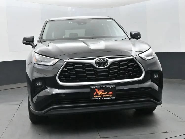 Used 2025 Toyota Highlander LE FWD image 3
