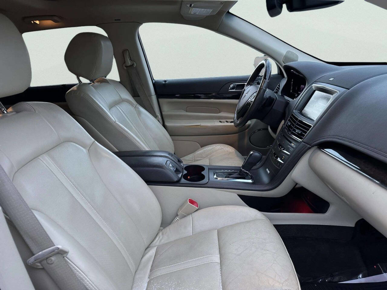 Used 2013 Lincoln MKT AWD image 22