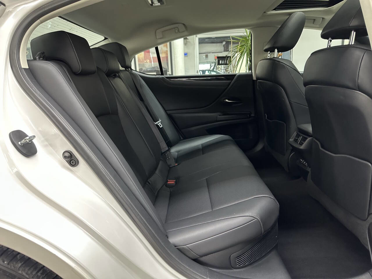 Used 2019 Lexus ES 300h w/ Premium Package image 15