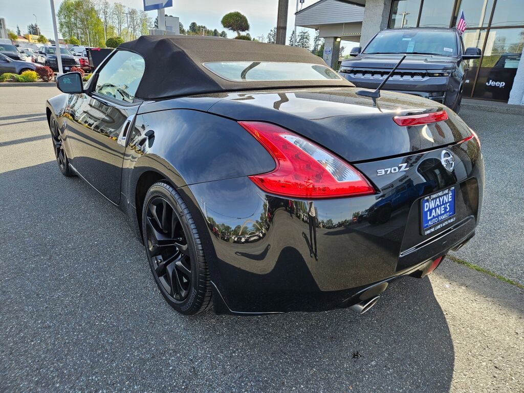 Used 2016 Nissan 370Z Touring RWD image 3