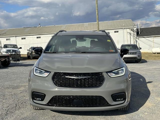 New 2025 Chrysler Pacifica Limited w/ Uconnect Theater Family Group image 26
