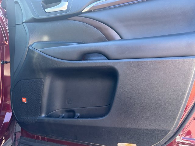 Used 2014 Toyota Highlander Limited w/ Driver Technology Package AWD/4WD image 16