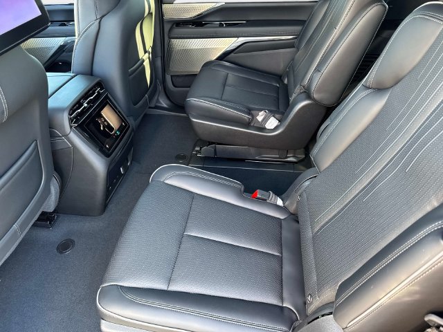 New 2026 Cadillac Escalade IQL Sport 2 w/ LPO, ONYX Package AWD/4WD image 15