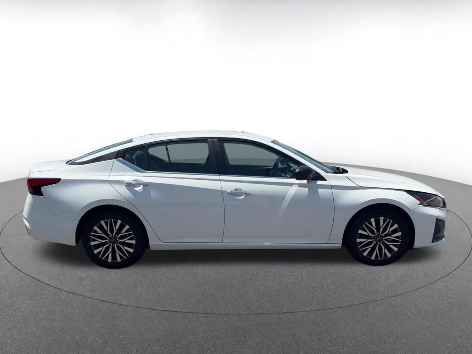 Used 2025 Nissan Altima 2.5 SV FWD image 15