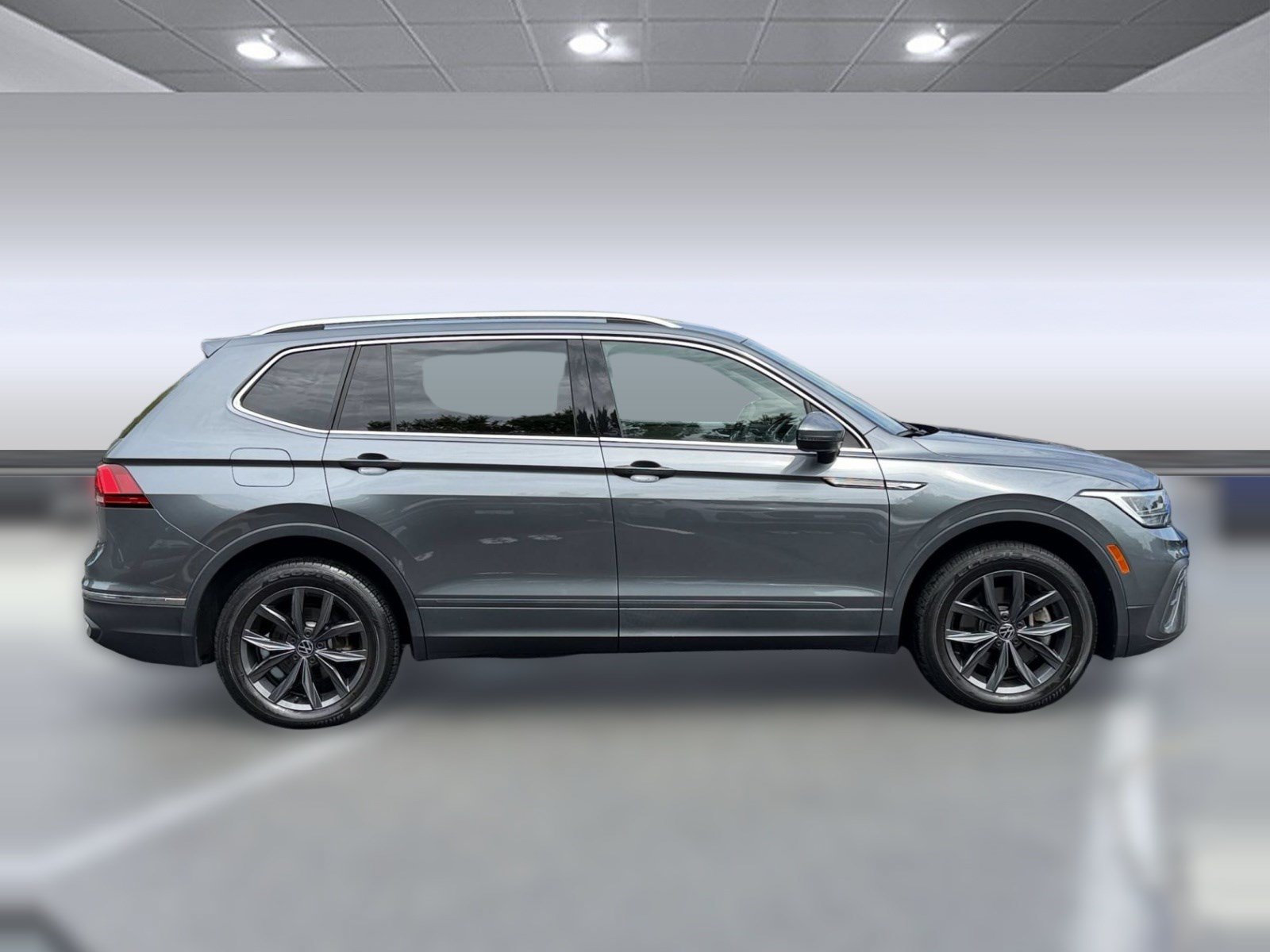 Used 2023 Volkswagen Tiguan SE FWD image 8