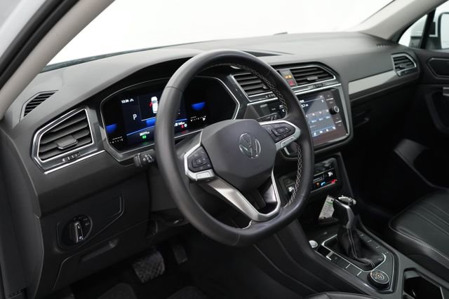 Used 2022 Volkswagen Tiguan SE w/ Panoramic Sunroof Package image 15