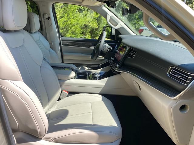 Used 2022 Jeep Wagoneer Series III w/ Premium Group I AWD/4WD image 37