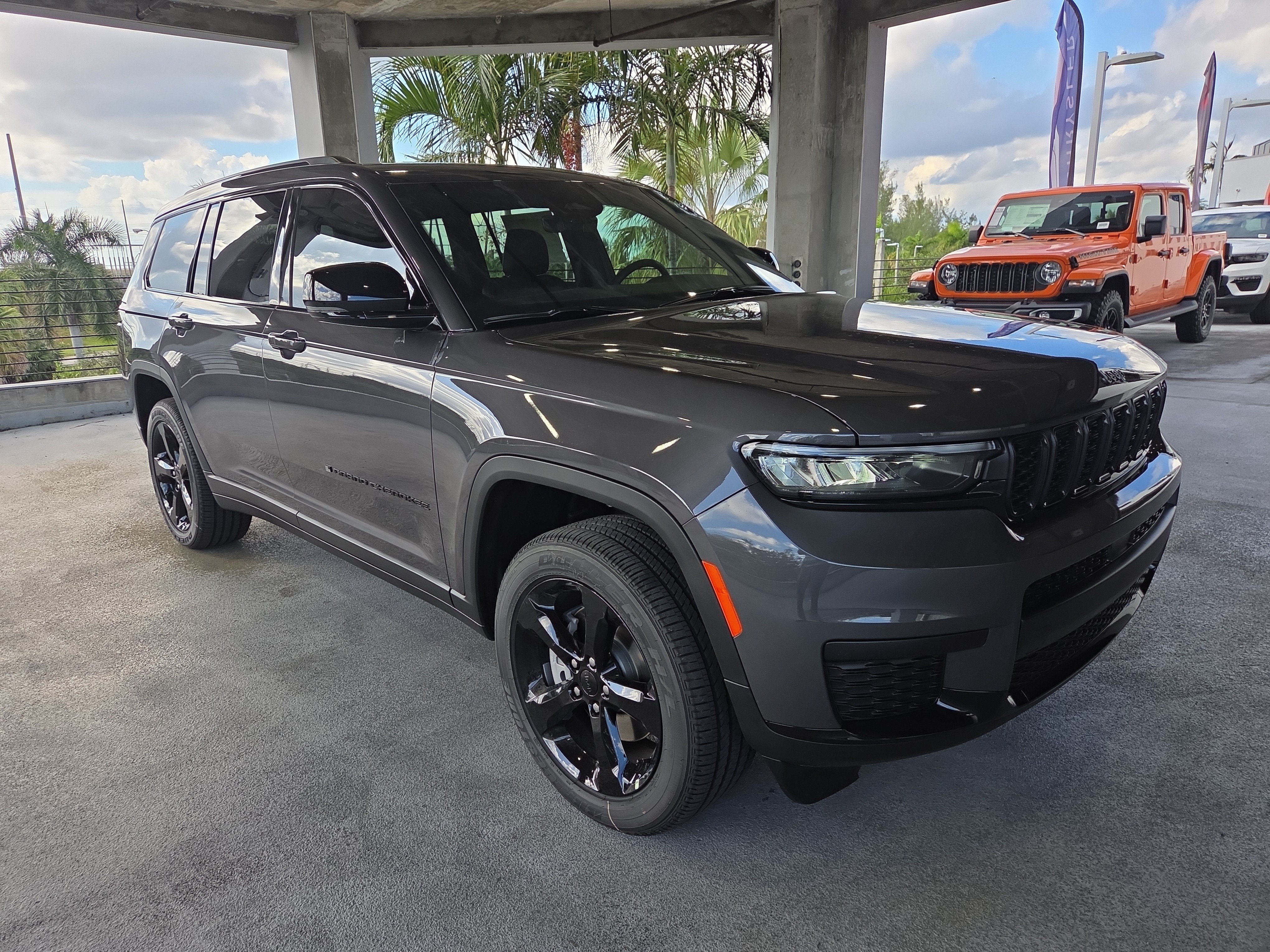 New 2025 Jeep Grand Cherokee L Altitude AWD/4WD image 2