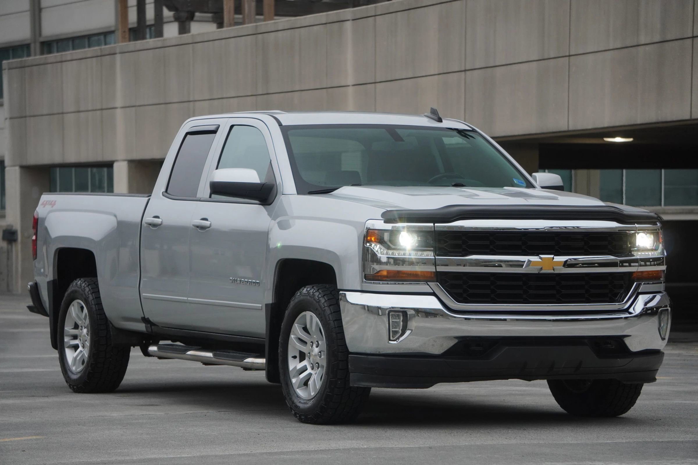 Used 2018 Chevrolet Silverado 1500 LT w/ All Star Edition AWD/4WD image 5