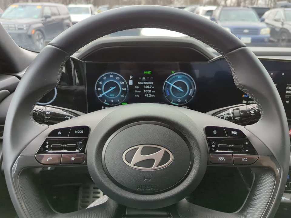 Certified 2025 Hyundai Elantra SEL image 31