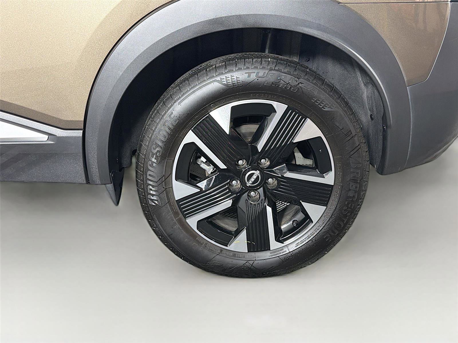 Used 2025 Nissan Kicks SR w/ Illumination Package AWD/4WD image 28