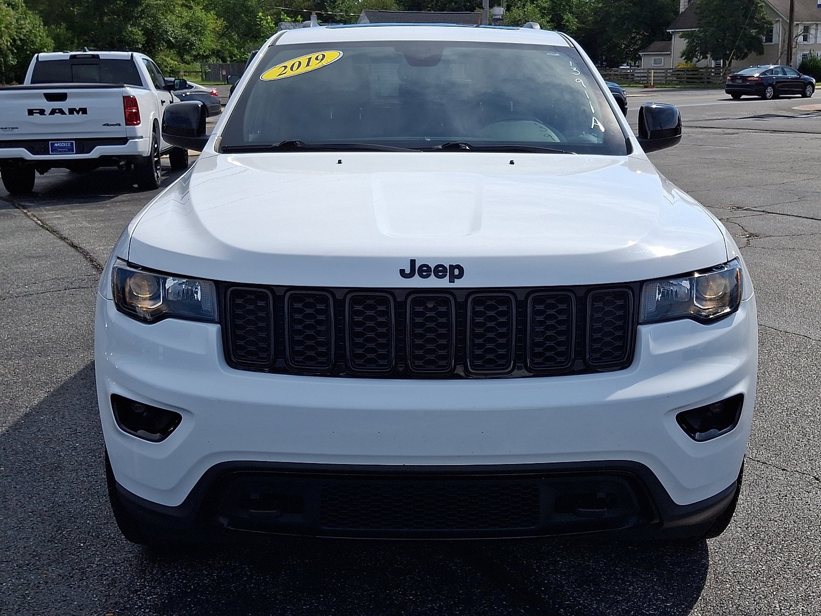 Used 2019 Jeep Grand Cherokee Laredo AWD/4WD image 2