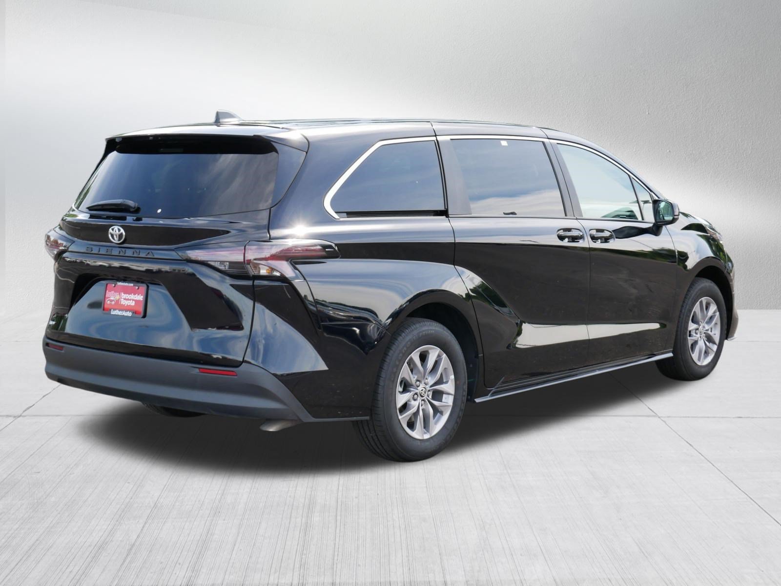 Certified 2026 Toyota Sienna LE FWD image 7