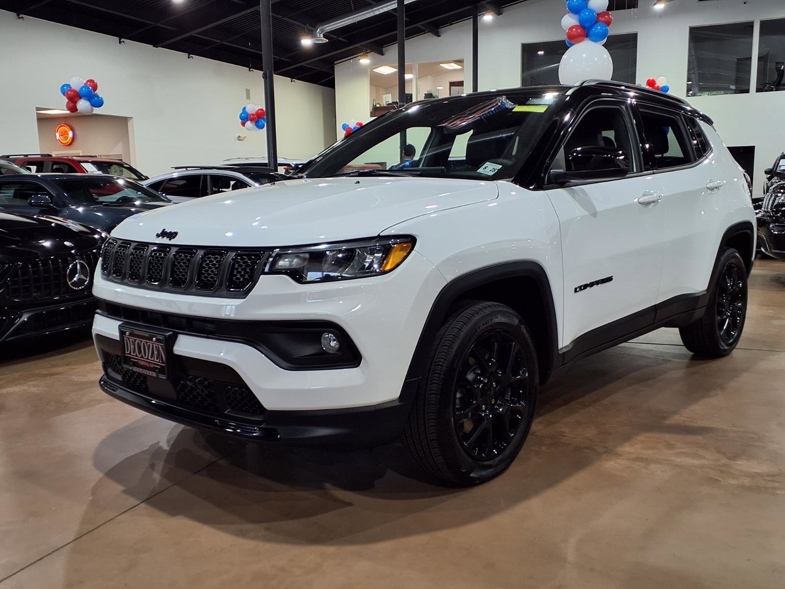Used 2023 Jeep Compass Latitude w/ Convenience Group AWD/4WD image 3