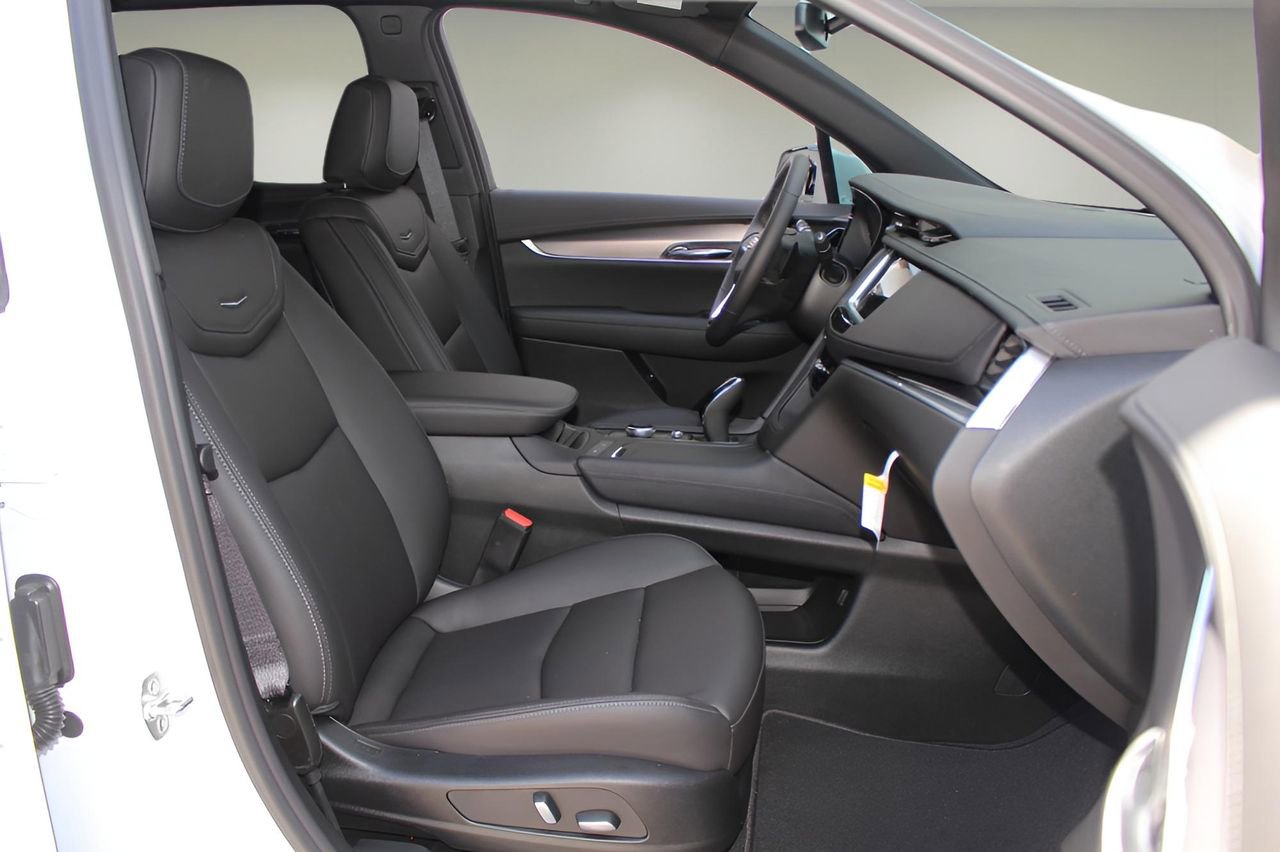 New 2025 Cadillac XT6 Luxury FWD image 18