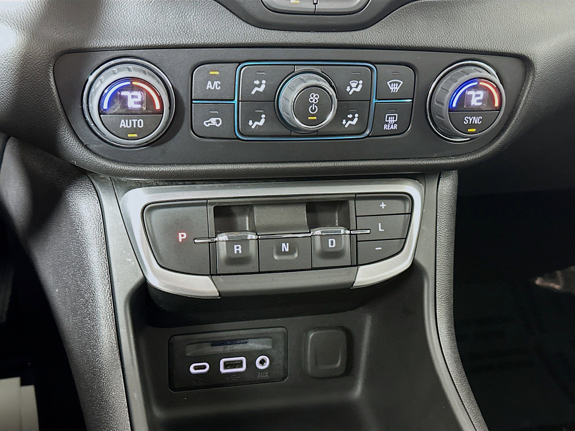 Used 2024 GMC Terrain SLT image 15