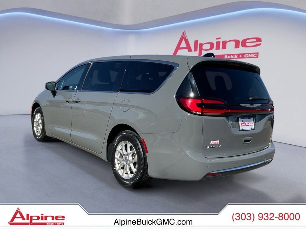 Used 2023 Chrysler Pacifica Touring-L FWD image 3