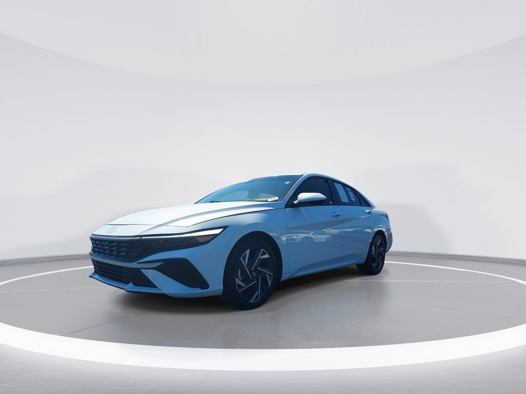 Used 2025 Hyundai Elantra SE FWD image 4