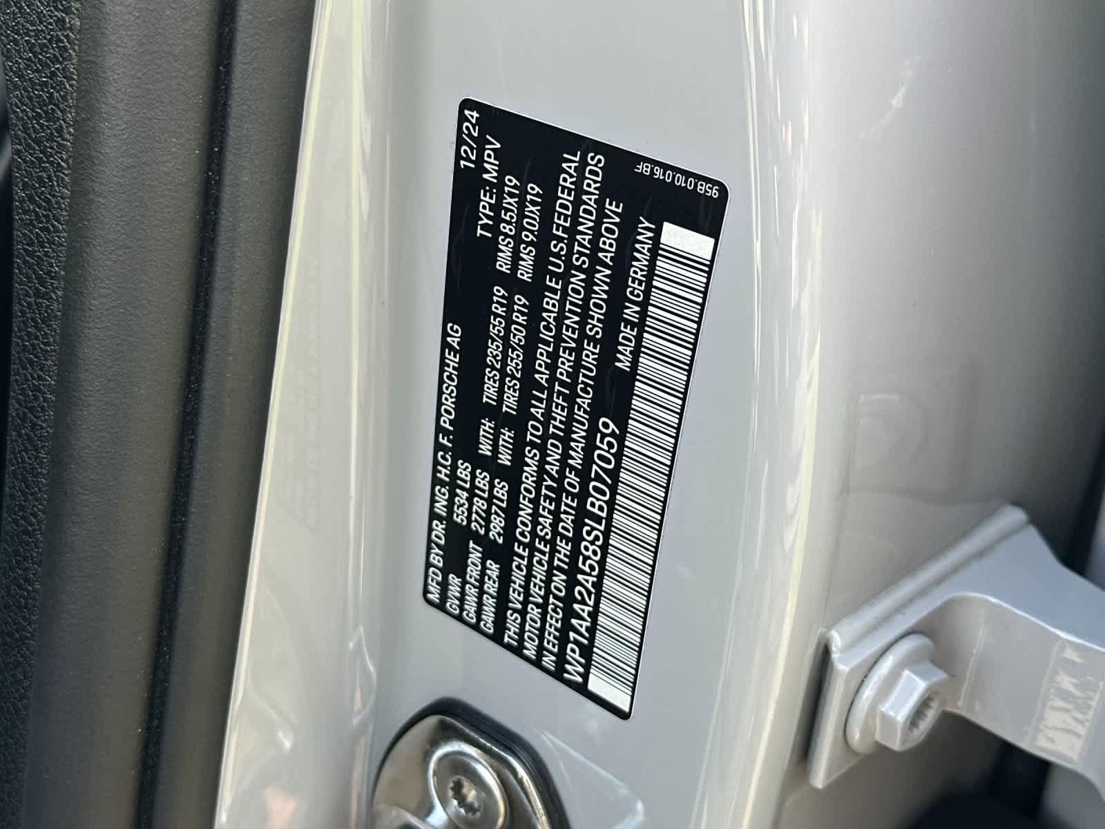 Certified 2025 Porsche Macan AWD/4WD image 33