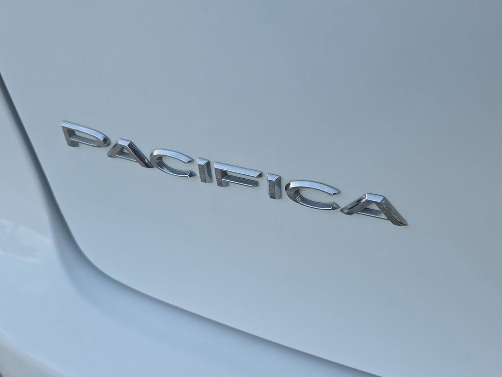 Used 2023 Chrysler Pacifica Touring-L FWD image 11