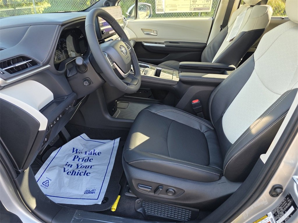 New 2025 Toyota Sienna Platinum image 26
