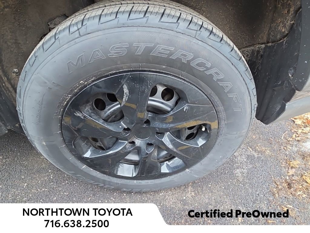 Used 2022 Toyota RAV4 LE image 10