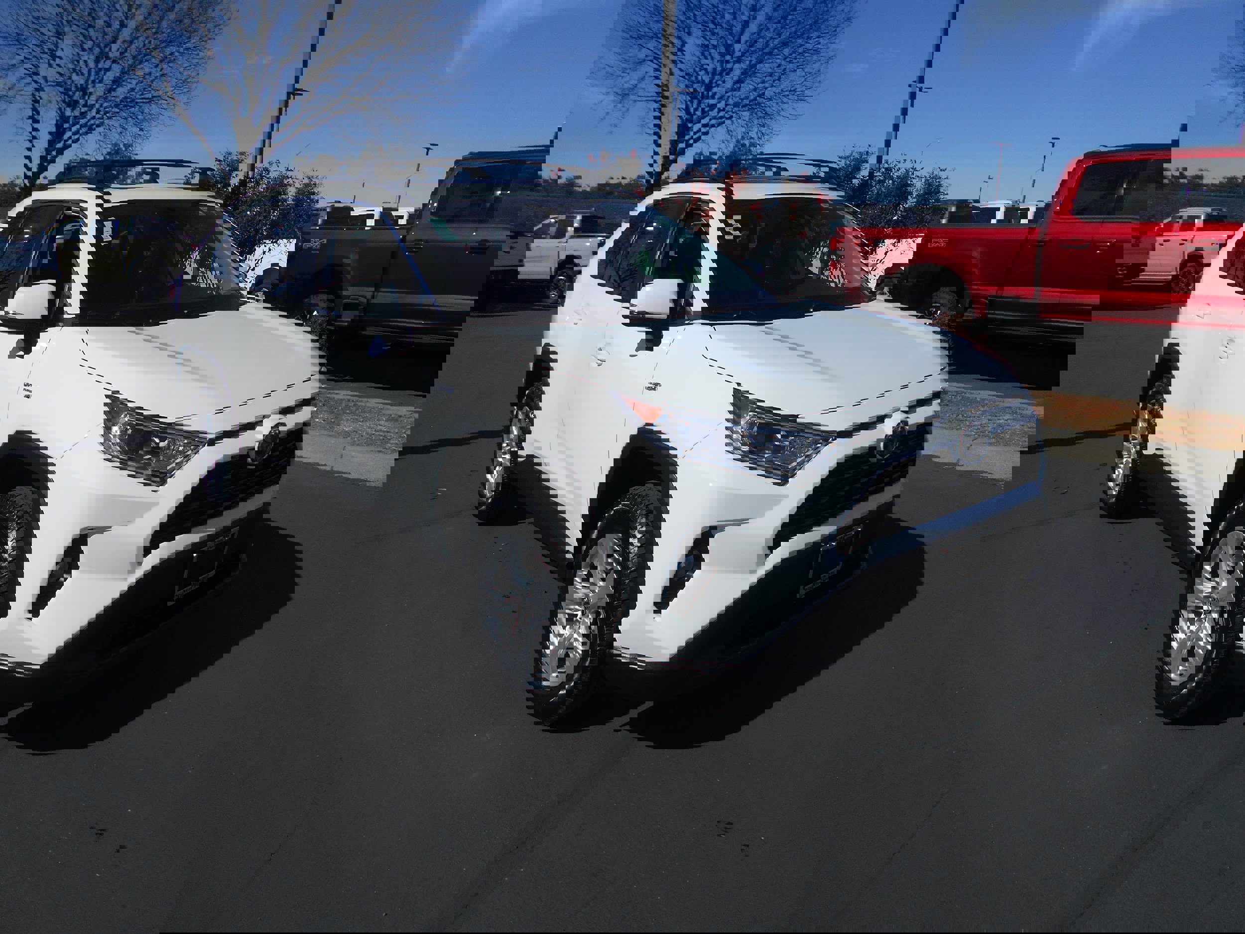 Used 2021 Toyota RAV4 XLE w/ Convenience Package image 2