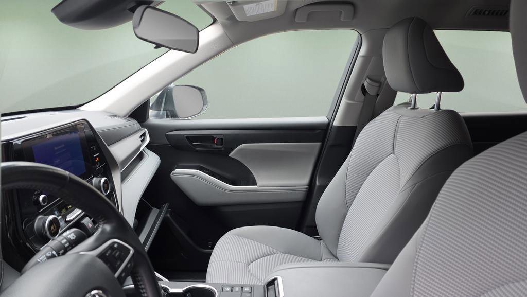 Used 2023 Toyota Highlander LE image 12