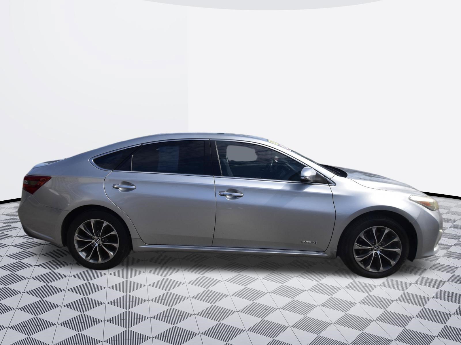 Used 2016 Toyota Avalon XLE Premium w/ Preferred Accessory Package FWD image 3