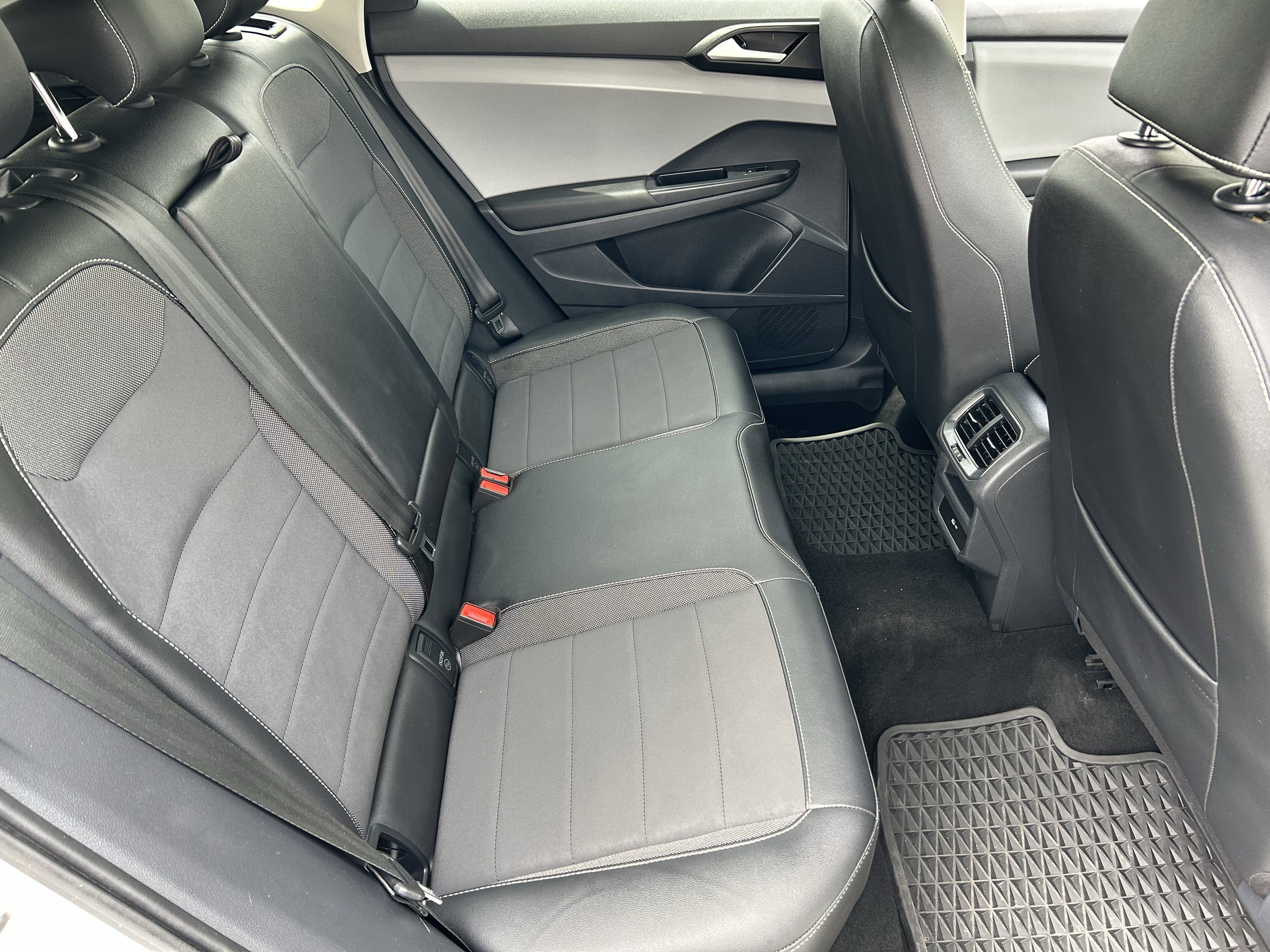 Used 2023 Volkswagen Taos SE w/ Panoramic Sunroof Package image 11