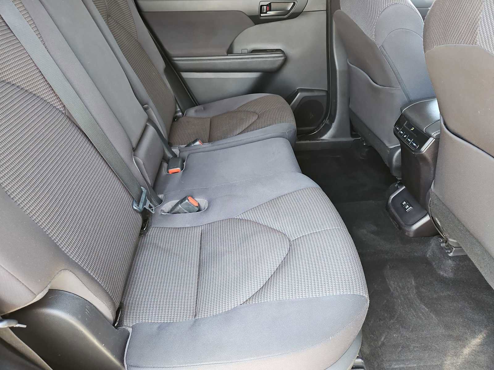 Used 2020 Toyota Highlander LE image 21