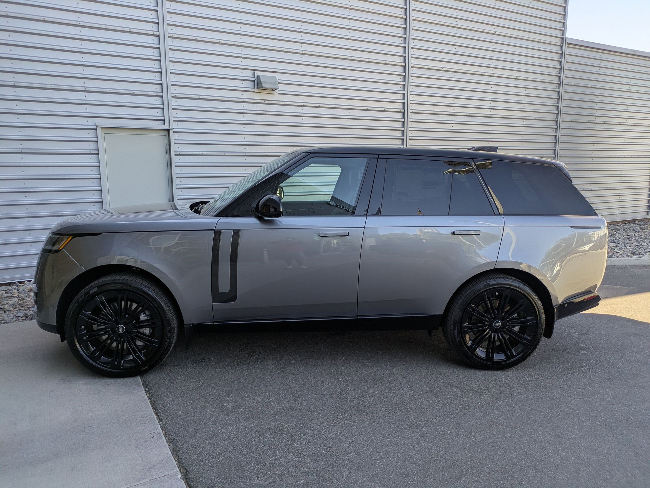 New 2025 Land Rover Range Rover SE image 2