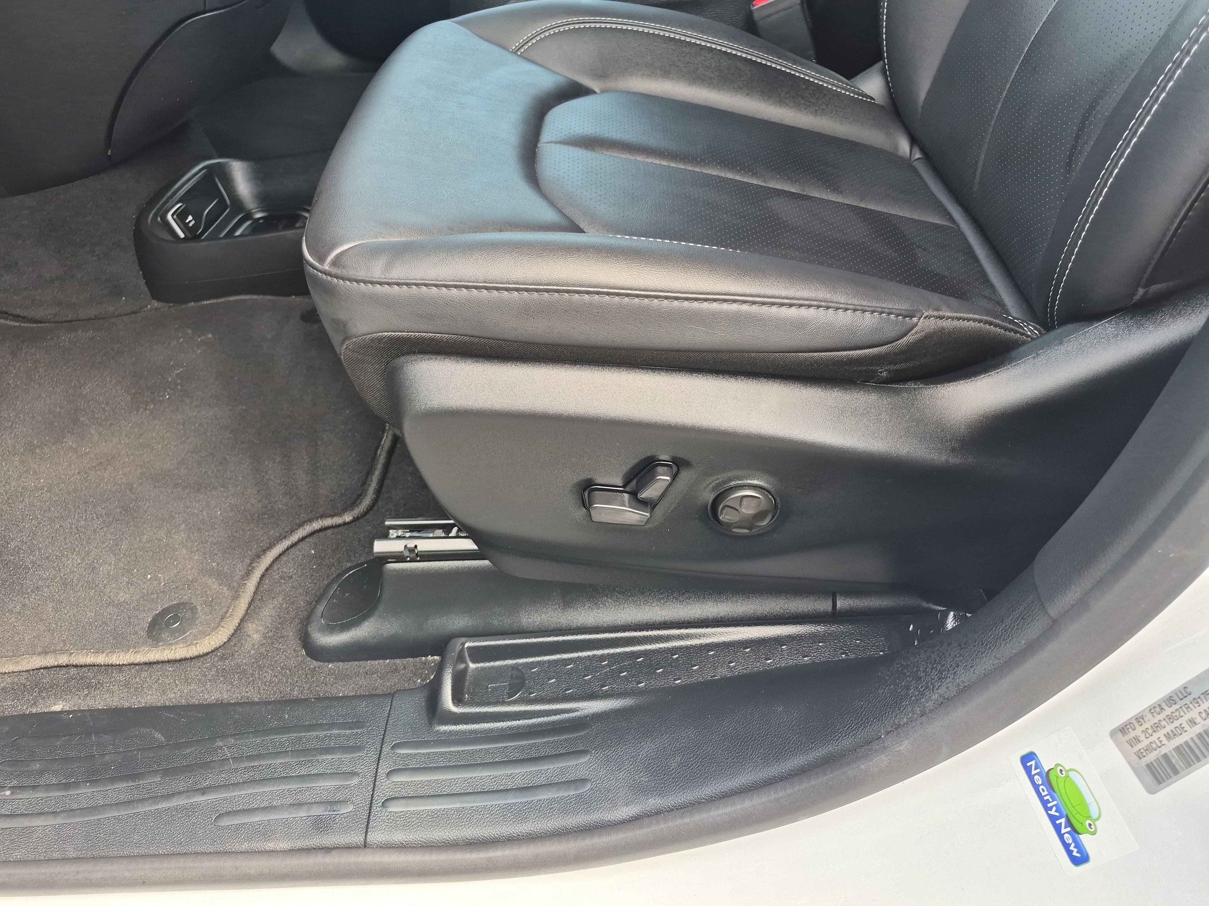 Used 2026 Chrysler Pacifica Select image 11