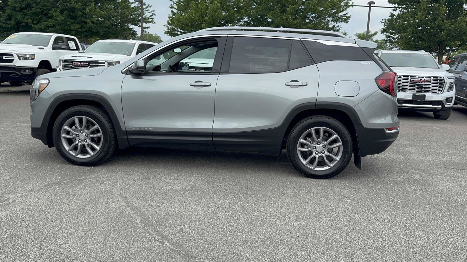 Used 2024 GMC Terrain SLT AWD/4WD image 4