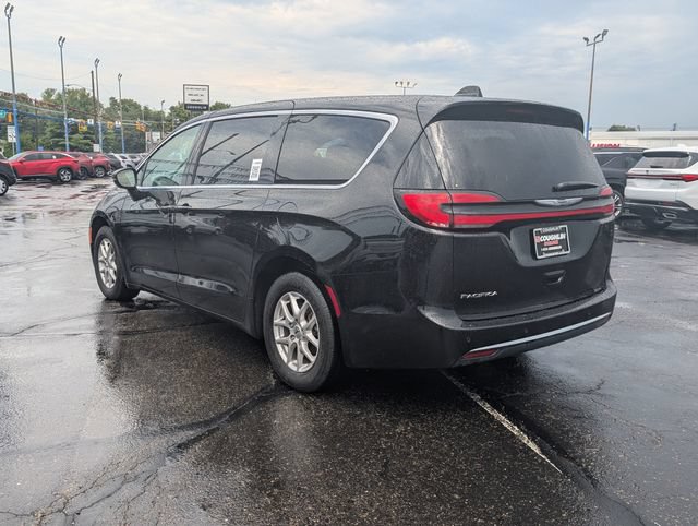 Used 2025 Chrysler Pacifica Select FWD image 5