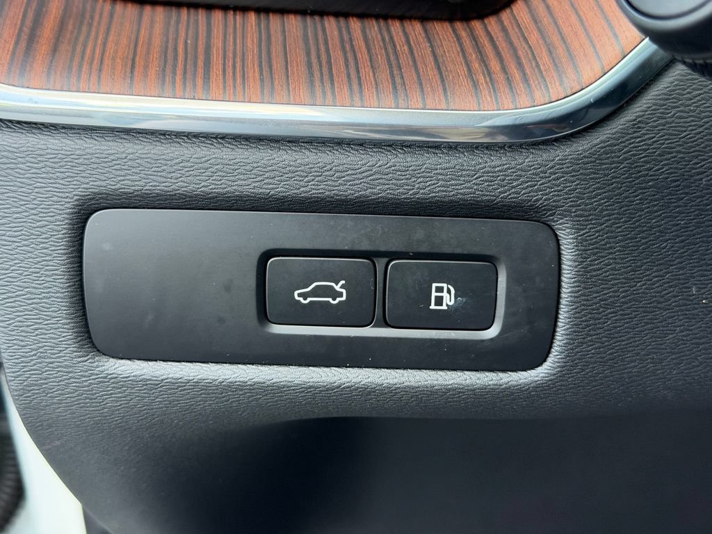 Certified 2024 Volvo XC60 T8 Ultimate w/ Protection Package Premier AWD/4WD image 34