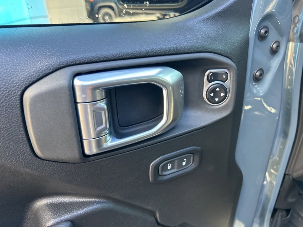 Used 2024 Jeep Gladiator Sport image 8